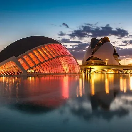 Cerca De La Playa Y Ciudad De Ciencias *